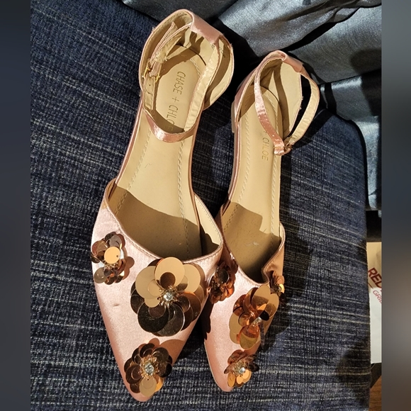 Women's 7.5 soft Pink with big flower designed pointy flat by Chase & Chloe - Picture 3 of 8